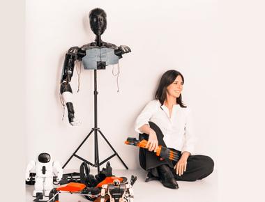 La chica que soñaba: Concha Monje y su robot en una obra de teatro