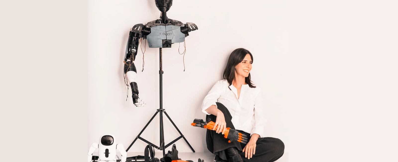 La chica que soñaba: Concha Monje y su robot en una obra de teatro
